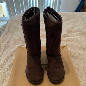 Never worn Ugg’s chocolate classic tall women’s size 7
